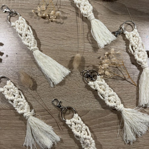 Macramé keychain like new, white