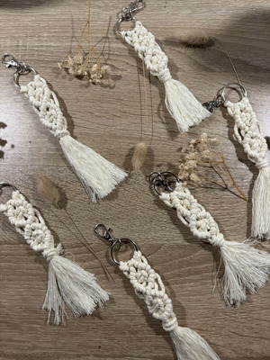 Macramé keychain like new, white