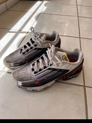 Nike TN Air Max Plus μεταχειρισμένα αθλητικά παπούτσια μέγεθος 40.5 μαύρο και άσπρο