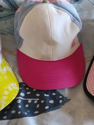 Girls hats like new, set of 3, Benetton, Disney, Hello Kitty