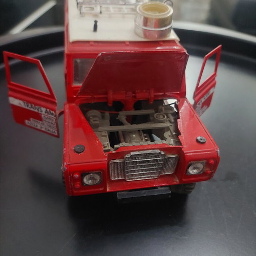 Bburago Land Rover Defender 109 diecast collectible car