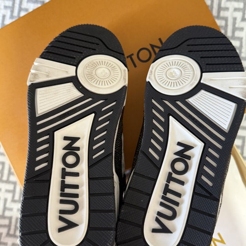 Louis Vuitton sneakers size 41 like new black and white