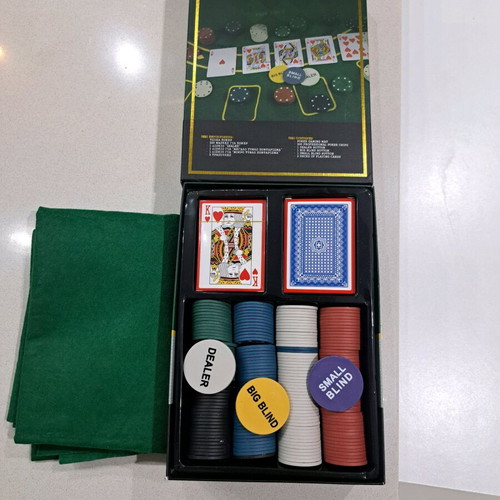 Texas Hold’em Poker Set new, complete with 200 chips and 2 decks
