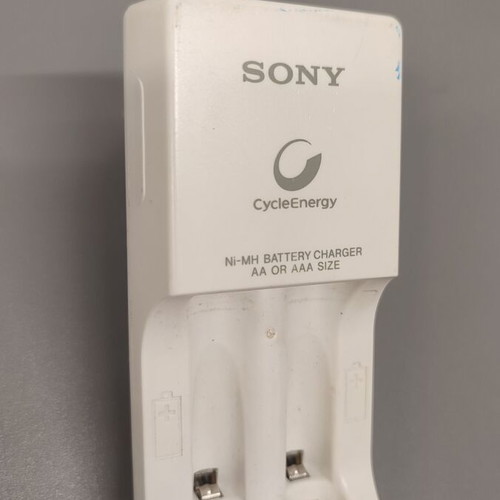 Sony CycleEnergy Battery Charger like new with 2 rechargeable AA batteries