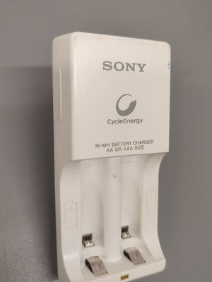 Sony CycleEnergy Battery Charger like new with 2 rechargeable AA batteries