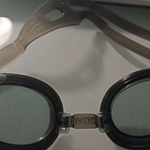 Swimming goggles