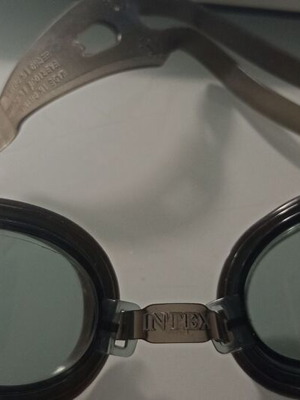 Swimming goggles