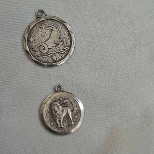 Silver pendants 925 Capricorn and Leo set of 2 like new