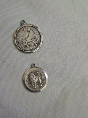 Silver pendants 925 Capricorn and Leo set of 2 like new