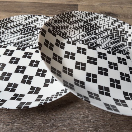 IKEA SAMMANKOPPLA 2-piece plate set with black and white retro design like new