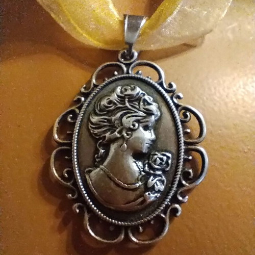 Cameo pendant with double transparent ribbon like new, silver 925 clasp