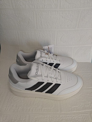 Adidas Courtblock Bold women's sneaker, white and black