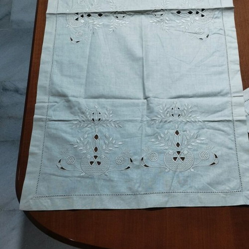 Beige table linens set like new