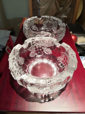 Crystal ashtrays with embossed grape and vine leaf designs, like new, 2 kg