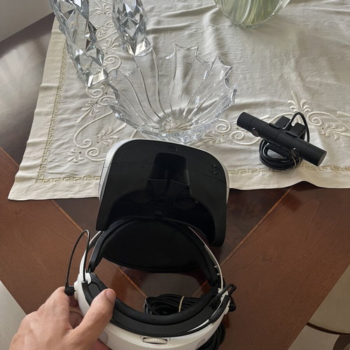 Sony PSVR 1 for PlayStation 4 with controller and game
