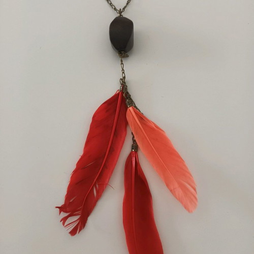 Necklace with feathers