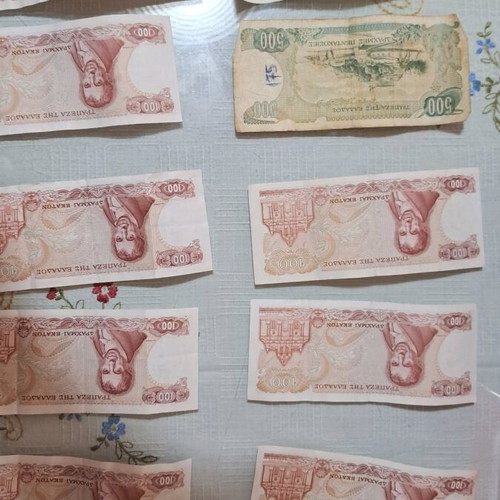 Used banknotes, 2×500, 29×100, 6×200