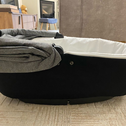 Peg Perego bassinet grey like new with footmuff and UPF 50 canopy
