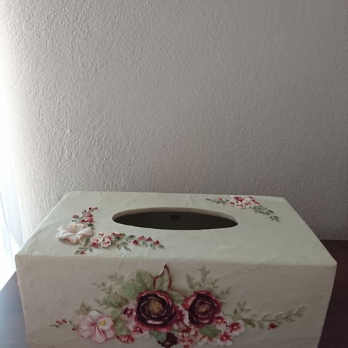 Tissue box like new with embossed flowers 27×10