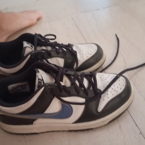 Nike athletic shoes size 39, black and white
