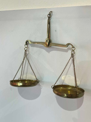 Vintage brass hanging scale 11x12x4.5 cm