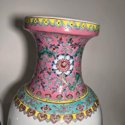 Pair of large Chinese porcelain vases Qianlong Famille Rose Mandarin like new