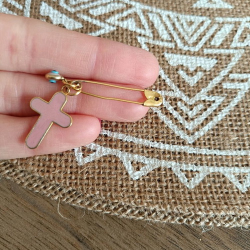 Protective pin with eye and cross pink enamel like new