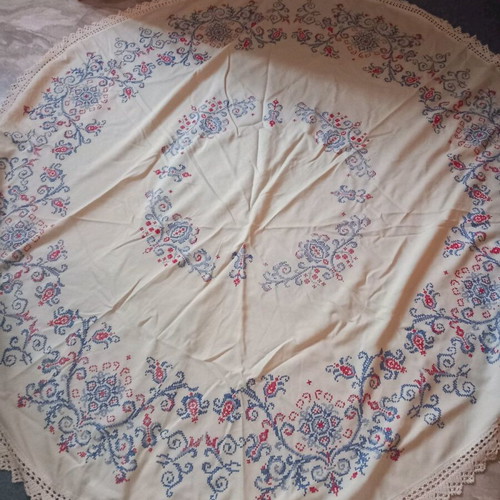 Handmade round tablecloth like new