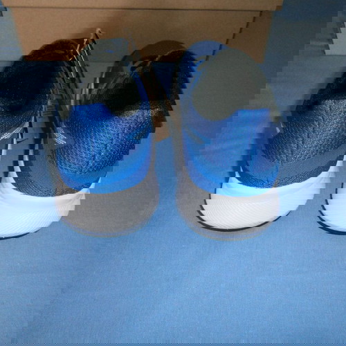 Παπούτσια Asics No 33 στο κουτί τους, καινούργια