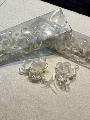 Wedding flower hairpins new, pack of 5 white with 6 comb pieces