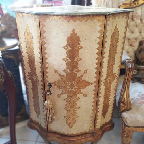 Classic corner cabinet with Florentine decorative motifs