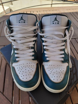 Air Jordan Mid sneakers size 42 like new