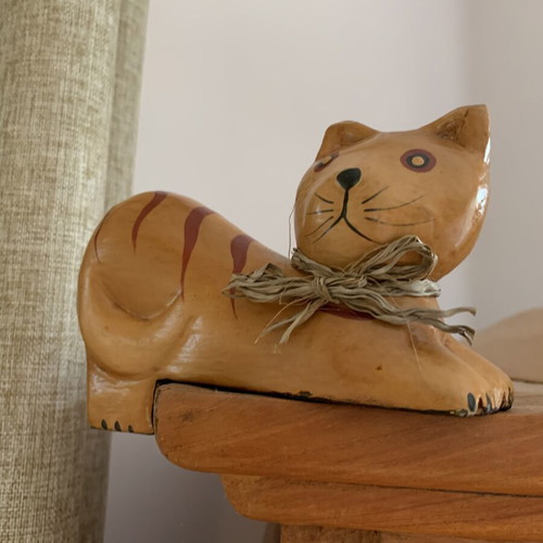 Decorative wooden cat figurine like new, corner sitting design