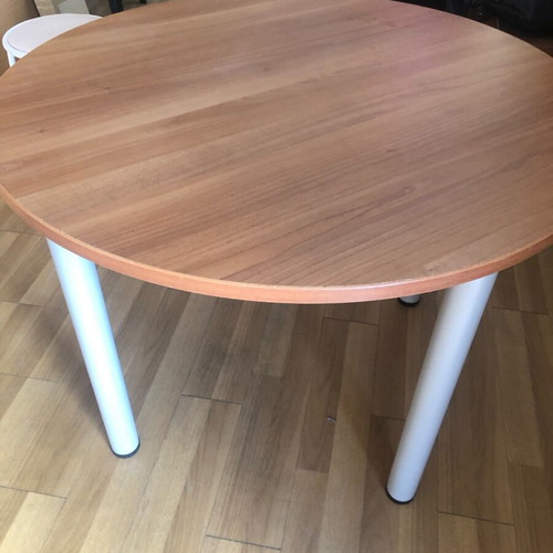 Living room table new, diameter 1 meter, height 74