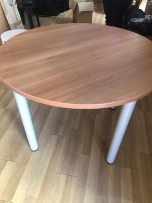 Living room table new, diameter 1 meter, height 74