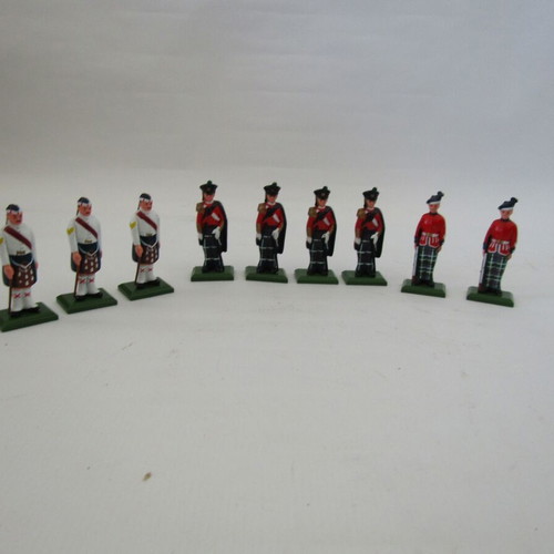 Metal collectible William Grant & Sons military figures like new, set of 9