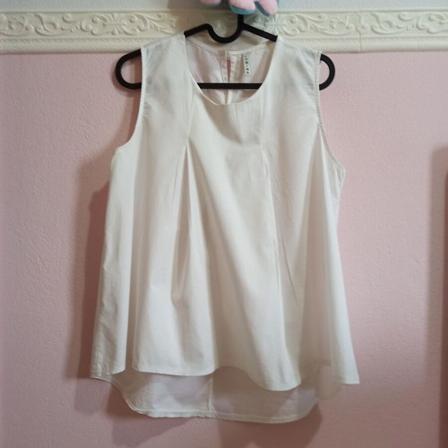Women's white top s/m like new, 97% cotton