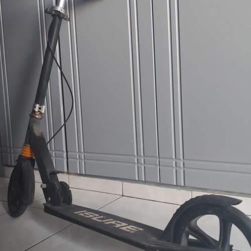 Foldable scooter like new, adjustable handlebar, with brakes