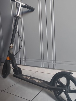 Αναδιπλούμενο πατίνι σαν καινούργιο, ρυθμιζόμενο τιμόνι, με φρένα