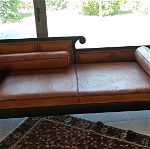 παλιός δερμάτινος ανάκλινδρος καναπές