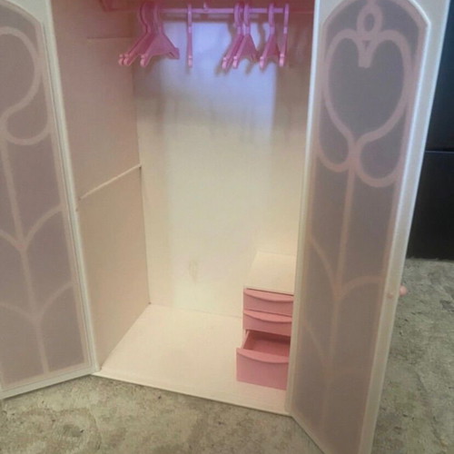 Sindy Wardrobe like new in original box