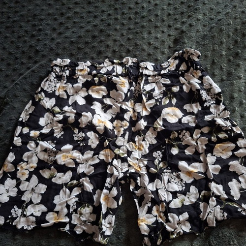 Women's floral shorts like new, size L, black and white