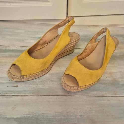 Viguera leather yellow peep toe espadrilles size 39 used
