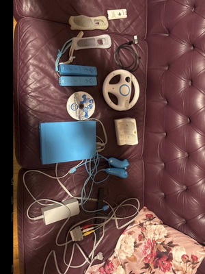 Nintendo Wii конзола като нова с 2 контролера и 3 игри
