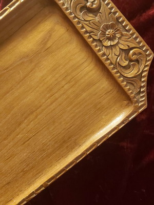 Δίσκος σερβιρίσματος από ξύλο teak με χειροποίητο βίντατζ σκάλισμα