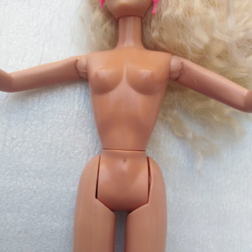 Sindy Hasbro Sun Club 1990 vintage doll like new with original clothes