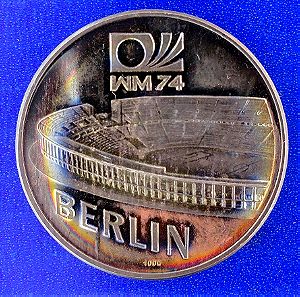 Ασημένιο μετάλλιο. Γερμανία 1974, Παγκόσμιο Κύπελλο ποδοσφαίρου γήπεδο του Βερολίνου. BERLIN Stadium