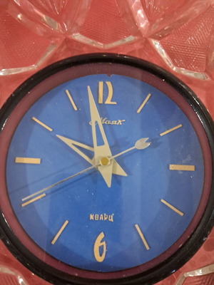 Crystal table clock