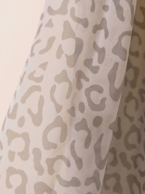 Scarf grey leopard like new