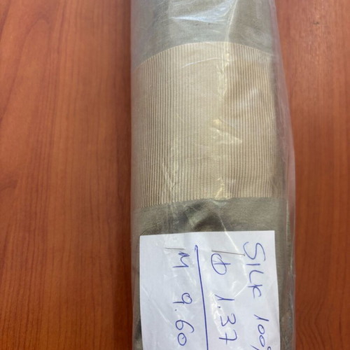 Ύφασμα μεταξωτό 100% καινούργιο, φάρδος 1,37 μ., μήκος 9,60 μ.